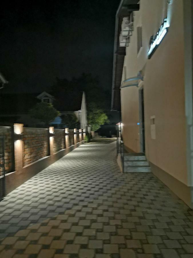Seasons Apartmani Osijek Exterior foto